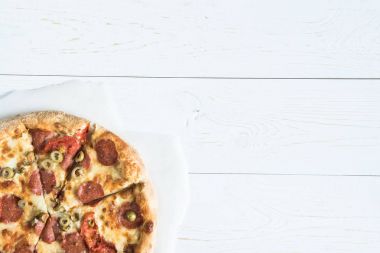 kagit üzerinde İtalyan pizza