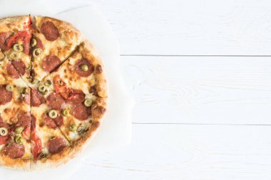 kagit üzerinde İtalyan pizza
