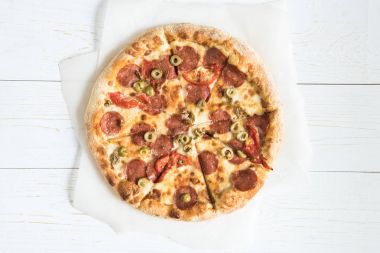 kagit üzerinde İtalyan pizza