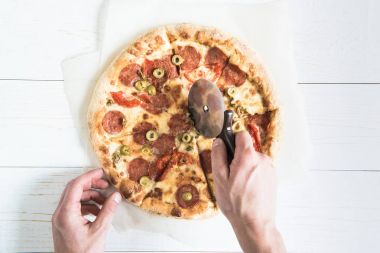 Adam kesme Pizza