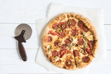 İtalyan pizza ve pizza kesici