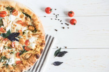 2 İtalyan pizza peçete üzerinde