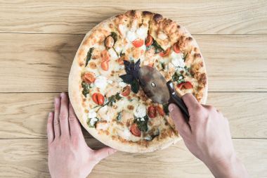İtalyan pizza kesme eller