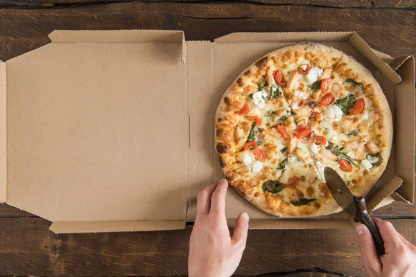 Person cutting pizza — Stock Photo, Image