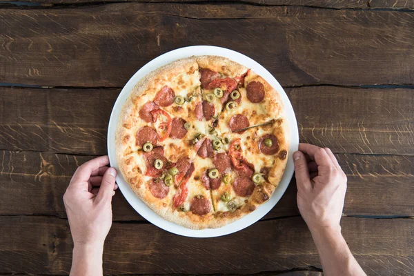 Seseorang makan pizza — Stok Foto
