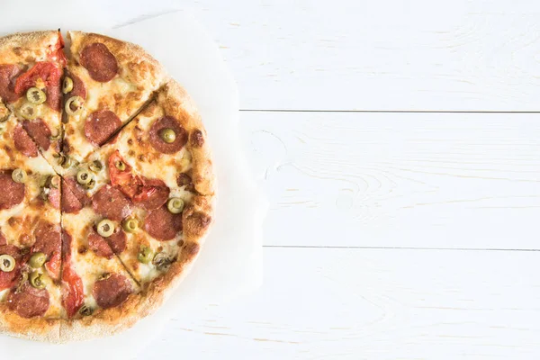 Italiensk pizza på bakplåtspapper — Stockfoto
