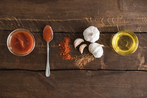 Соус с оливковым маслом и чеснок с видами — стоковое фото