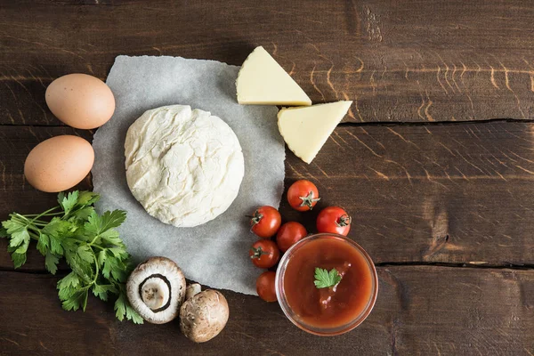 Pâte avec ingrédients pour préparer la pizza — Photo