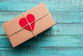 dárková krabička s červeným srdcem 
