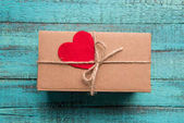 dárková krabička s červeným srdcem 