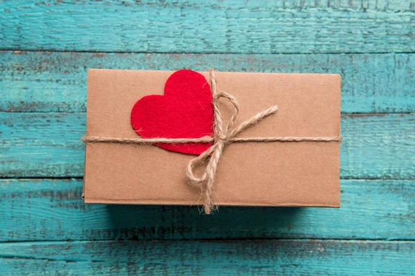 Dárková krabička s červeným srdcem — Stock fotografie