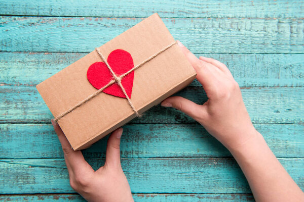 коробка подарков с красным сердцем