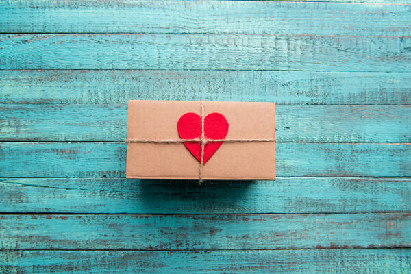 коробка подарков с красным сердцем