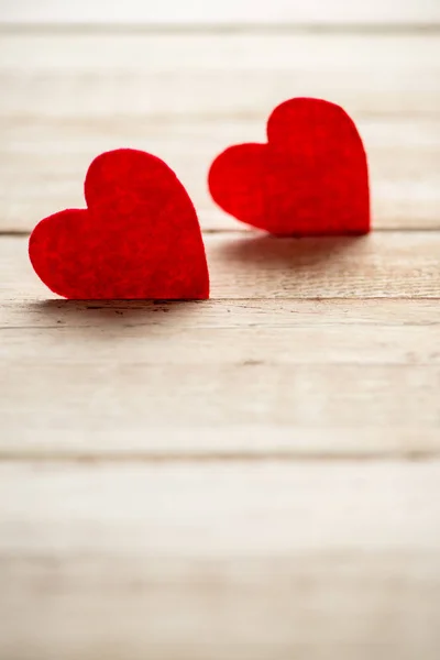 Czerwone serca leżącego na drewnianym stole — Zdjęcie stockowe