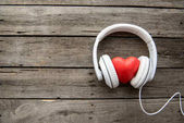 Fejhallgató-val piros szív jel