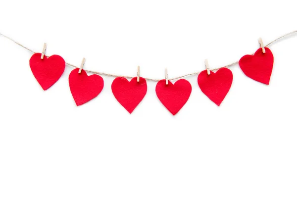 Papel vermelho dos corações cortado com clothspins — Fotografia de Stock