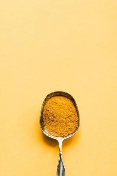 Metalllöffel mit Curry-Pulver — Stockfoto