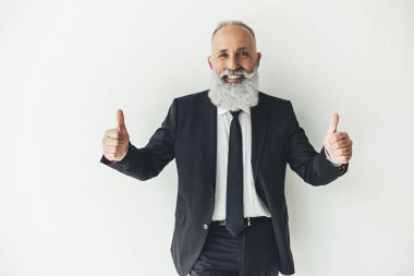İşadamı başparmaklarını gösteriyor