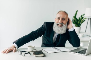 İşyerinde rahat üst düzey iş adamı