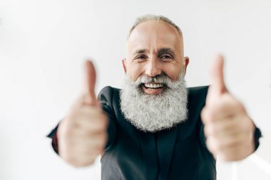 İşadamı başparmaklarını gösteriyor