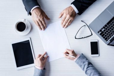 İş ortakları sözleşme imzalıyor
