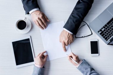 İş ortakları sözleşme imzalıyor