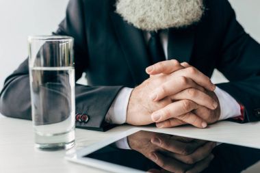 gri sakal ile üst düzey iş adamı