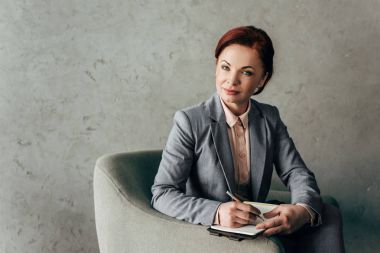 Not Defteri ile olgun iş kadını