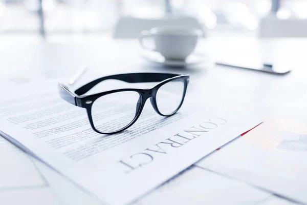 Lunettes et contrat d'affaires — Photo