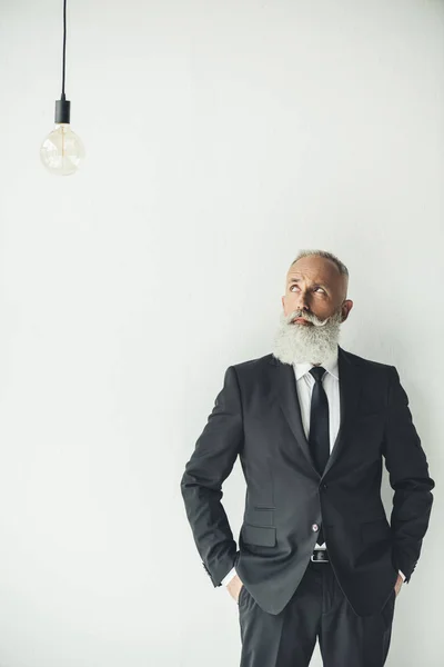 Homem de negócios com lâmpada ideia — Fotografia de Stock