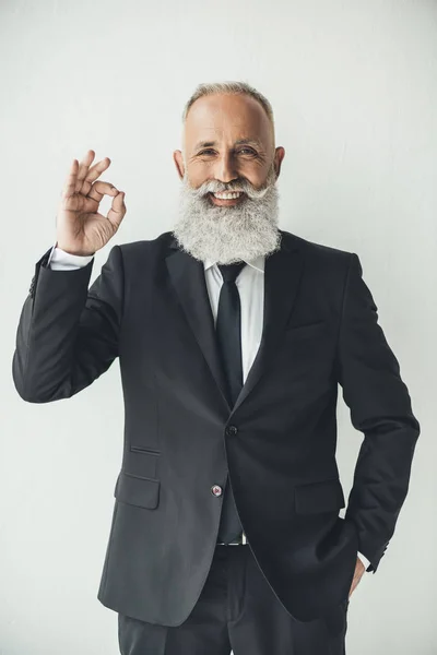 Empresario mostrando signo de aprobación — Foto de Stock