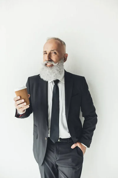 Бизнесмен с бумажной чашкой кофе — стоковое фото