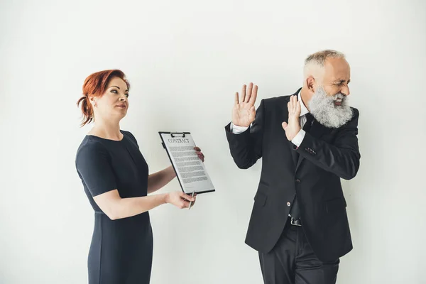 Empresário que se recusa a assinar contrato — Fotografia de Stock