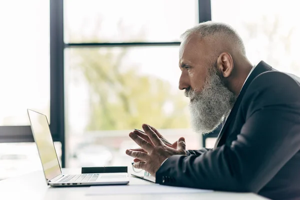 Promyšlené senior obchodník — Stock fotografie