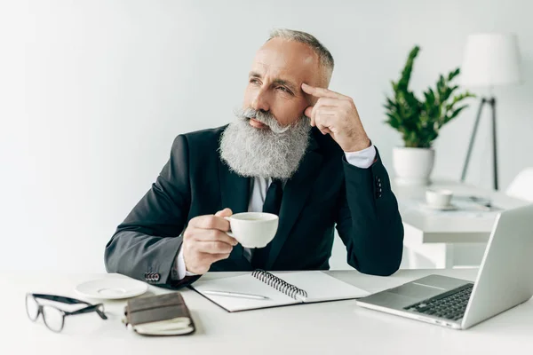 Tankeväckande senior affärsman — Stockfoto