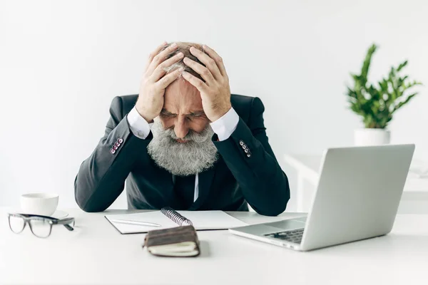 Homem sobrecarregado no local de trabalho — Fotografia de Stock