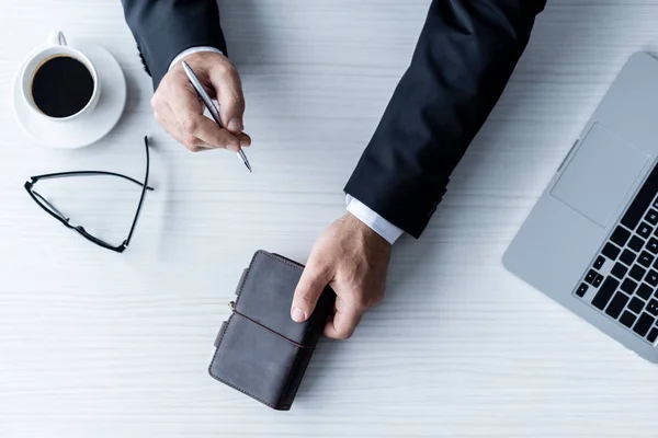 Empresário com caneta e caderno — Fotografia de Stock