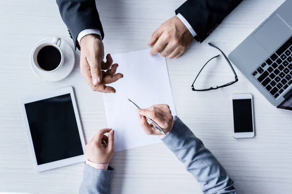 Business partners signing contract — Stock Photo, Image