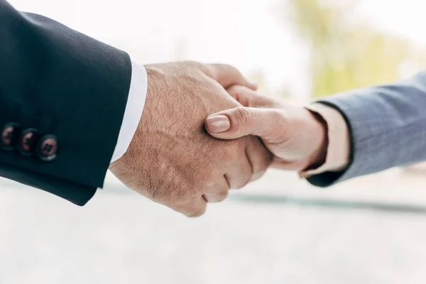 Empresários apertando as mãos — Fotografia de Stock