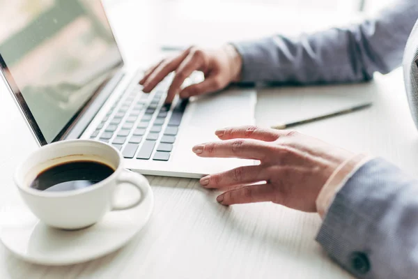 Businesswoman typing on laptop — Stock Photo, Image