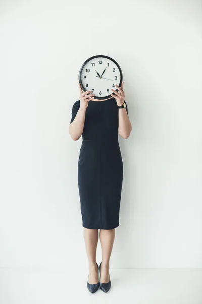 Cabeza de mujer cubierta con reloj — Foto de Stock