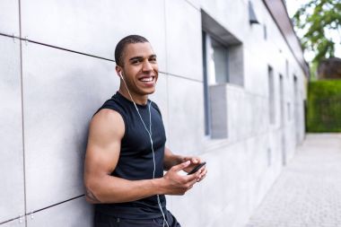 Afrika kökenli Amerikalı adam ile smartphone