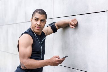 Afrika kökenli Amerikalı adam ile smartphone