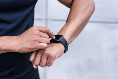 smartwatch kullanarak sporcu    