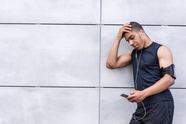 Afrika kökenli Amerikalı adam ile smartphone