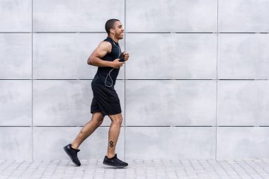 Sokakta çalışan ABD'li sporcu