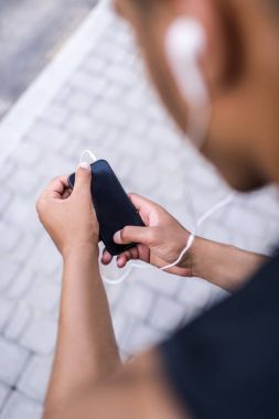 Afrika kökenli Amerikalı adam ile smartphone