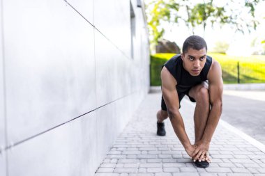 Afrika kökenli Amerikalı sporcu sokakta germe