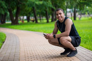 Afrika kökenli Amerikalı adam ile smartphone