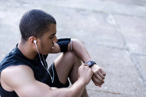 Deportista afroamericano usando smartwatch — Foto de Stock